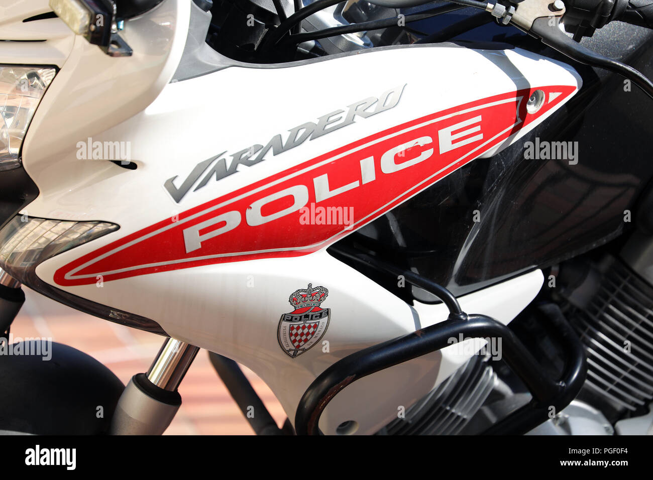 Monte-Carlo, Monaco - March 17, 2018 : vue latérale d'une moto de police de  Monaco, rouge et blanc Honda XL 1000 V Varadero Photo Stock - Alamy