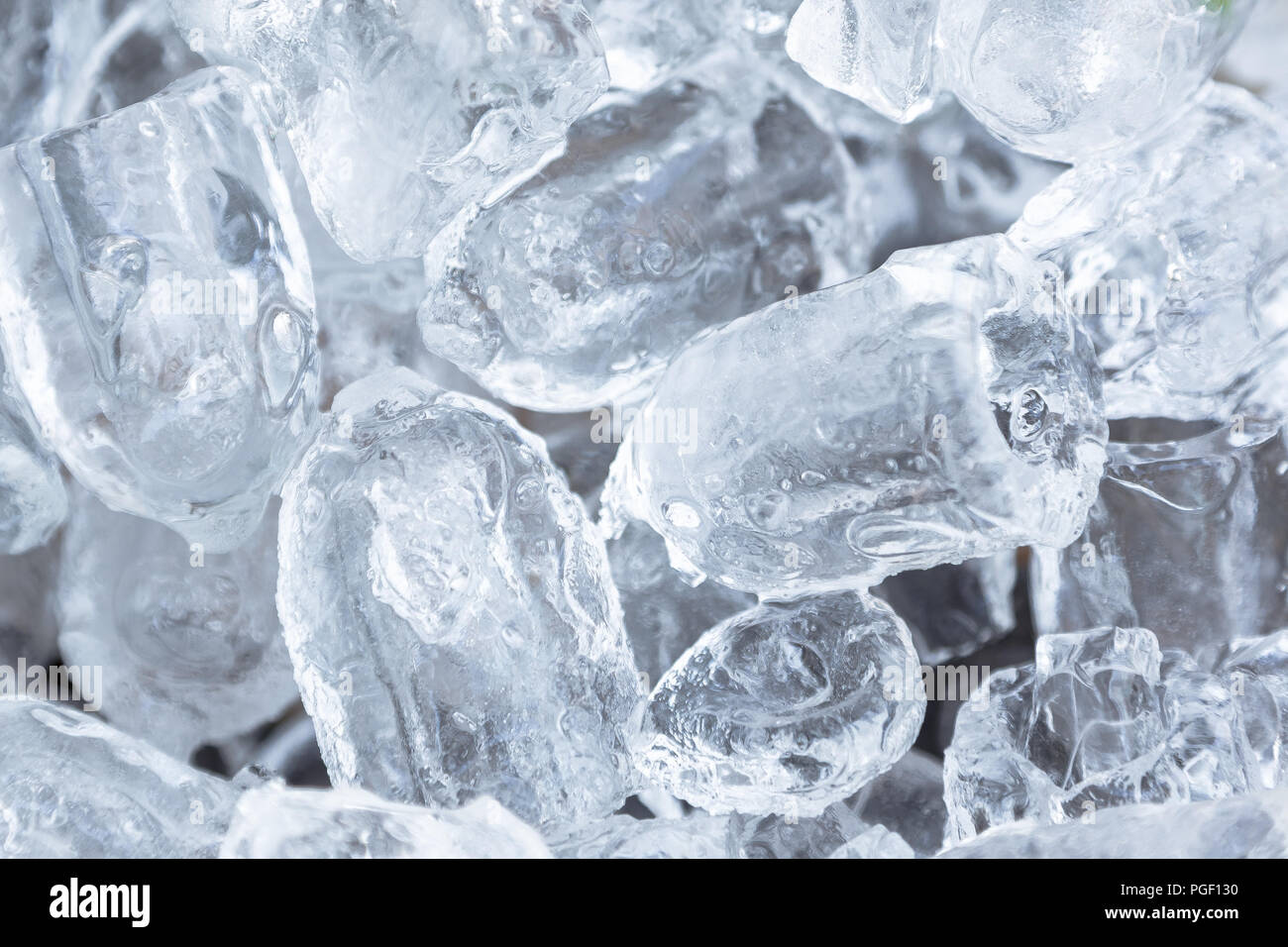 Close up of ice cubes congelés dispersées sur un fond texturé comme un pot Banque D'Images