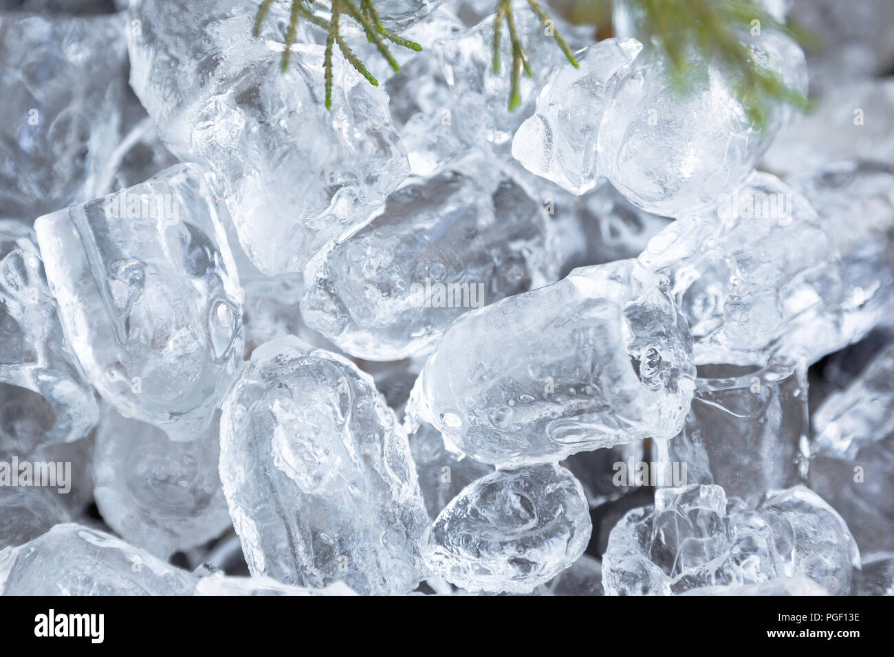 Close up of ice cubes congelés dispersées sur un fond texturé comme un pot Banque D'Images