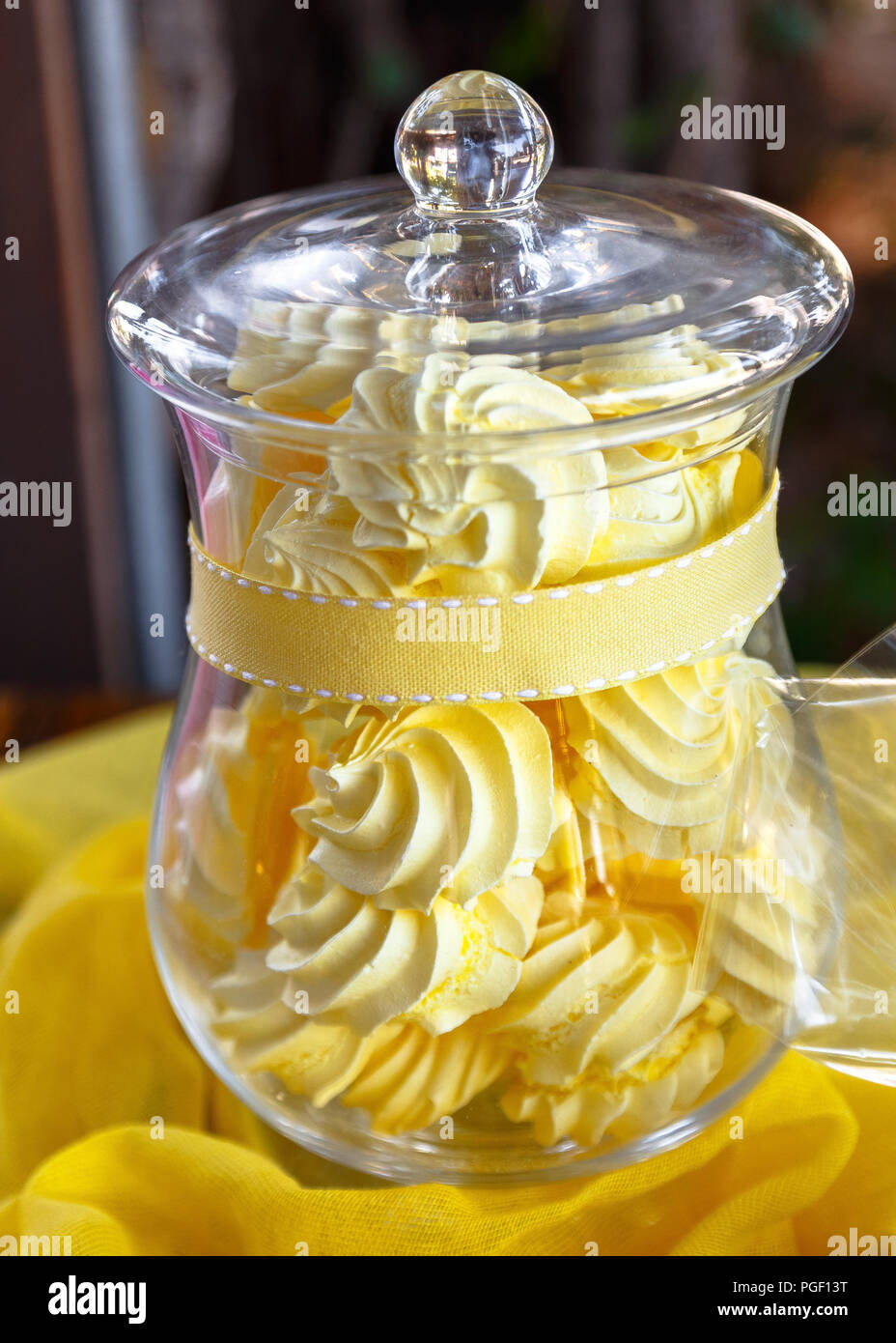 Sweet candy traite dans un bocal en verre comme décoration de fête Banque D'Images