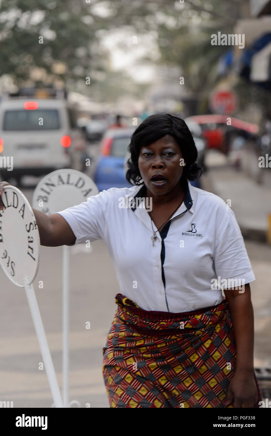 Lomé, Togo - Jan 9, 2017 : femme togolaise non identifiés en chemise  blanche et jupe de couleur