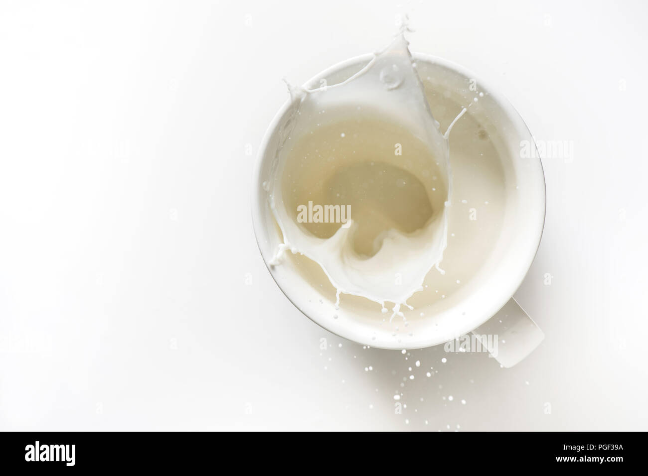 Vue de dessus de splash de lait en verre isolé sur fond blanc Banque D'Images
