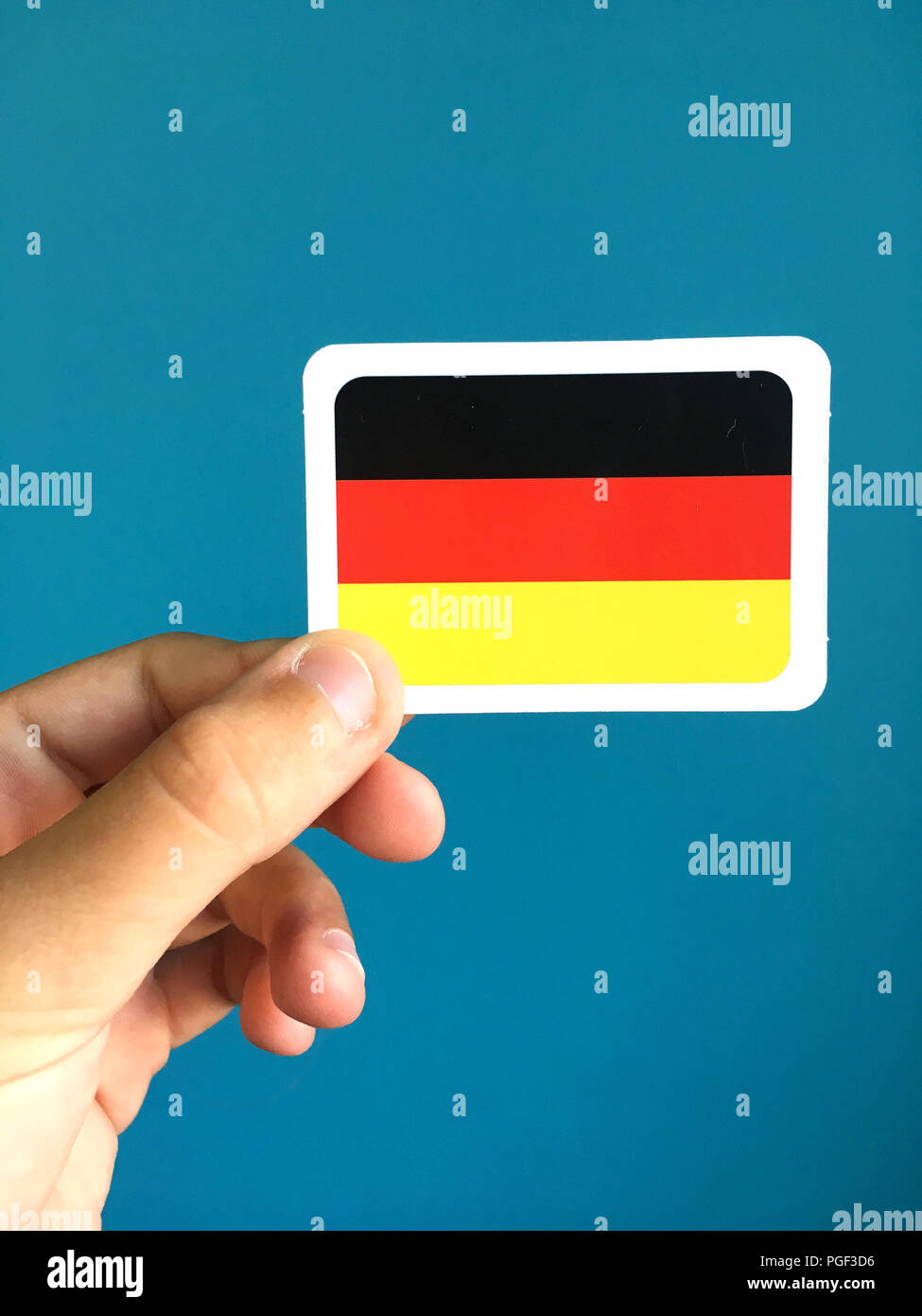 Human hand holding petite carte avec drapeau national de l'Allemagne Banque D'Images