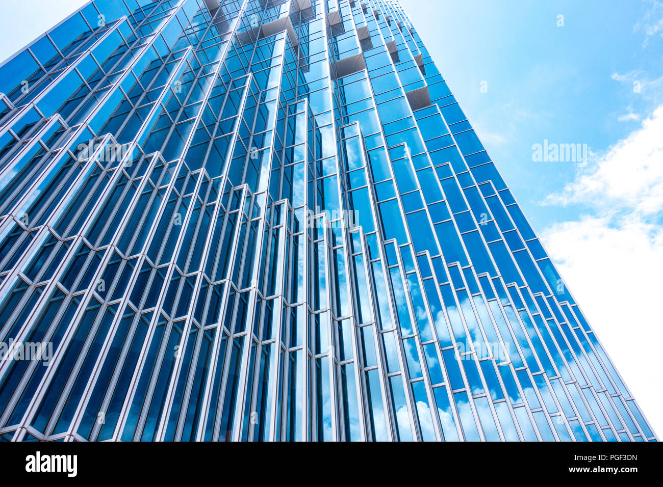 Dessous vue panoramique et vue en perspective d'un bleu acier haut bâtiment de verre des gratte-ciel, concept d'entreprise d'architecture industrielle réussie Banque D'Images