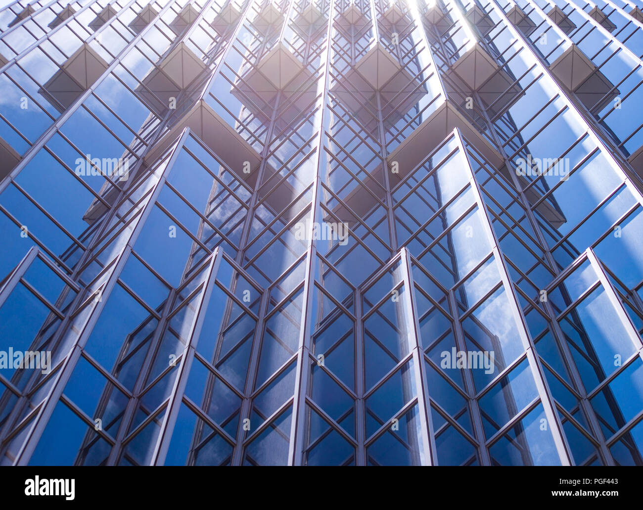 Dessous vue panoramique et vue en perspective d'un bleu acier haut bâtiment de verre des gratte-ciel, concept d'entreprise d'architecture industrielle réussie Banque D'Images