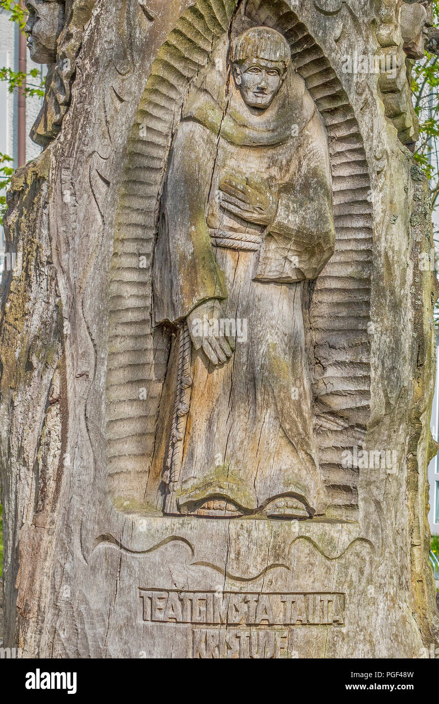 La figure religieuse taillée dans Arbre, Nida Village, Klaipeda, Lituanie Banque D'Images