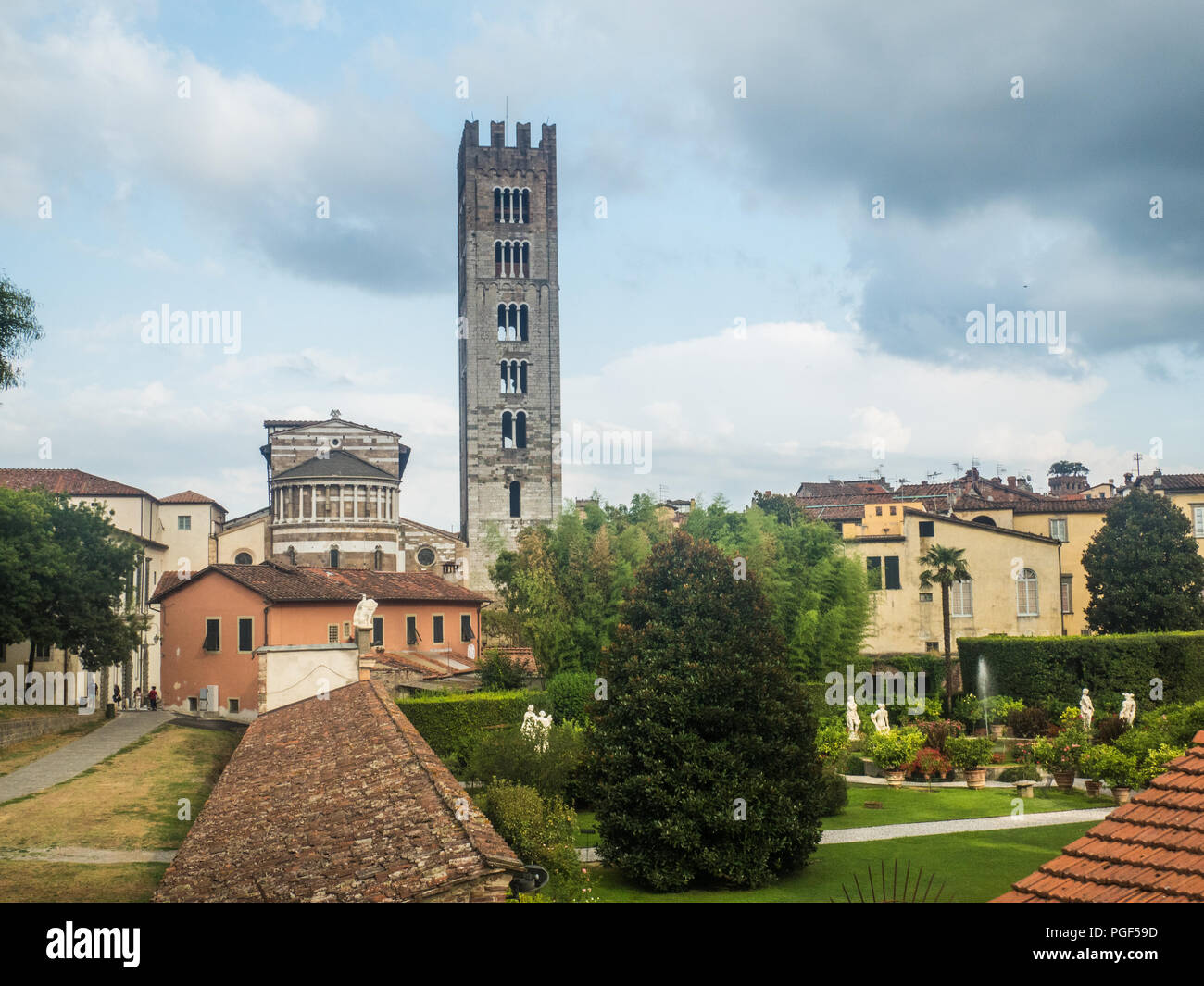 La basilique romane de San Frediano avec les jardins du Palazzo Pfanner (droite) dans la ville fortifiée de Lucques, Toscane, Italie Banque D'Images