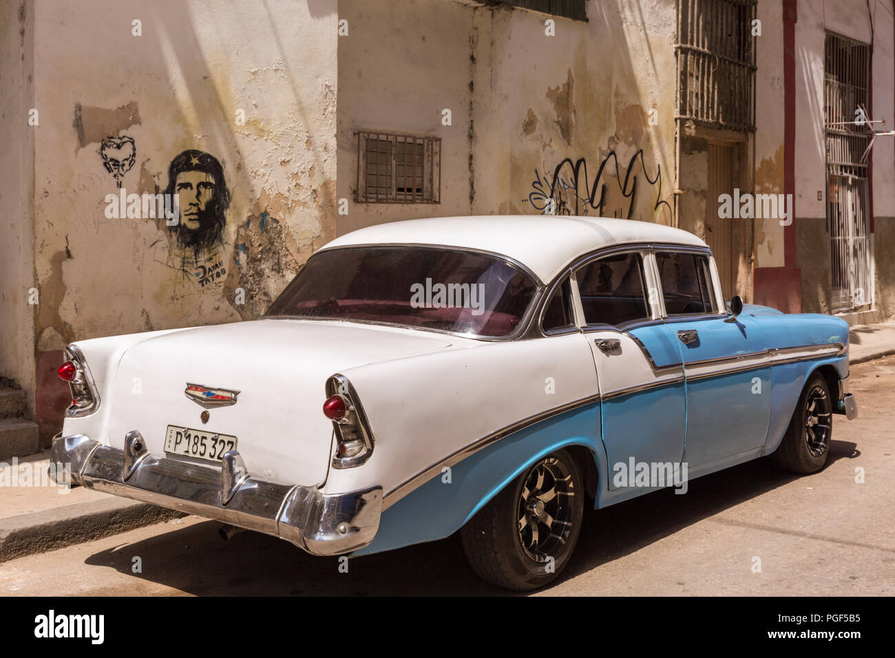 American Classic, vintage 1950 voiture Chevrolet et Che Guevara l'art de rue à La Havane, Cuba Banque D'Images