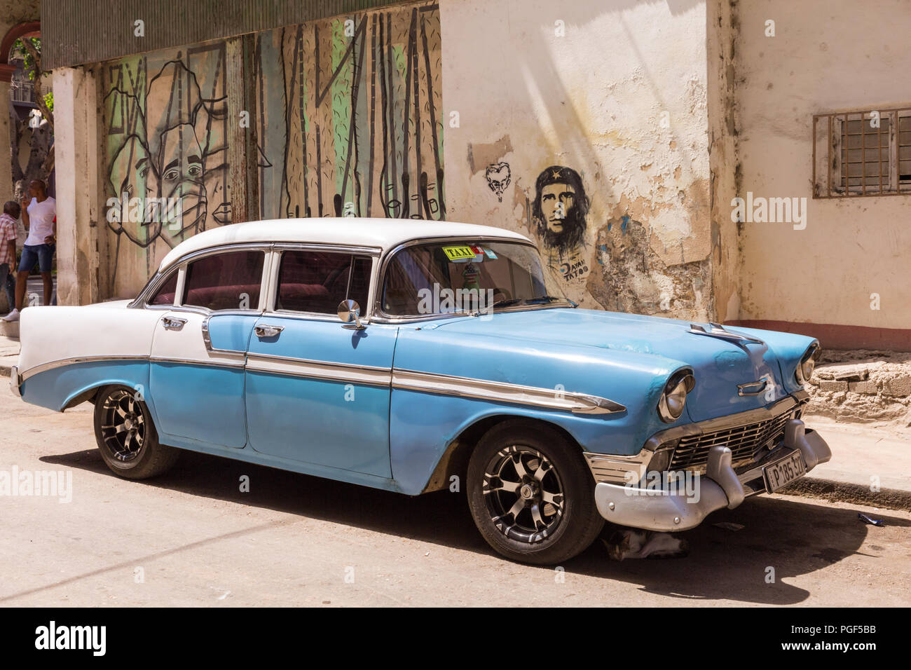 American Classic, vintage 1950 voiture Chevrolet et Che Guevara l'art de rue à La Havane, Cuba Banque D'Images