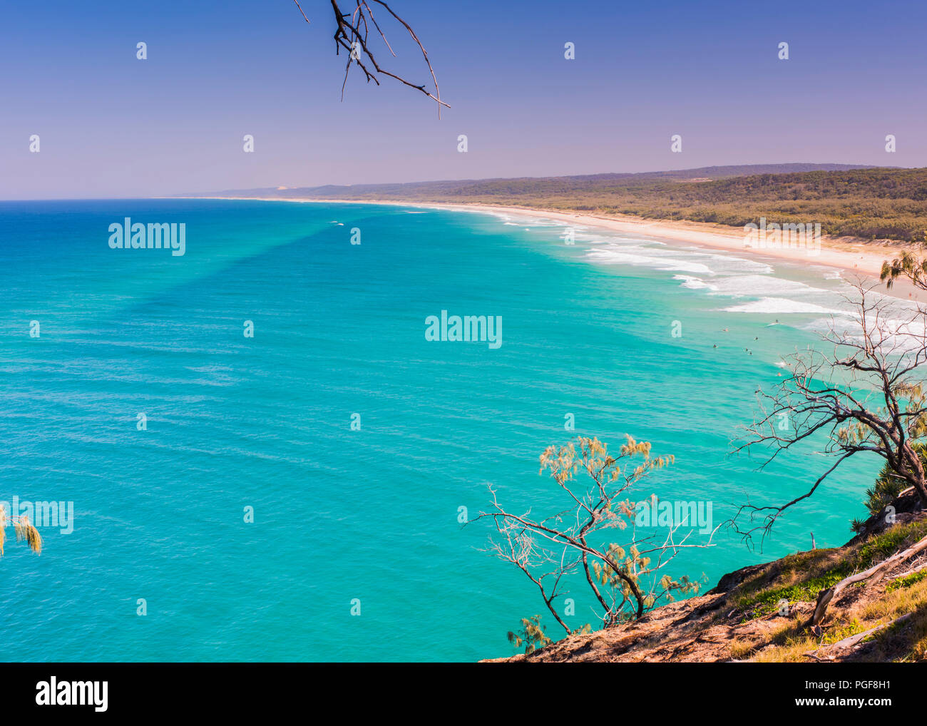 Belle aqua bleu eaux au large de North Stradbroke Island, Queensland, Australie Banque D'Images