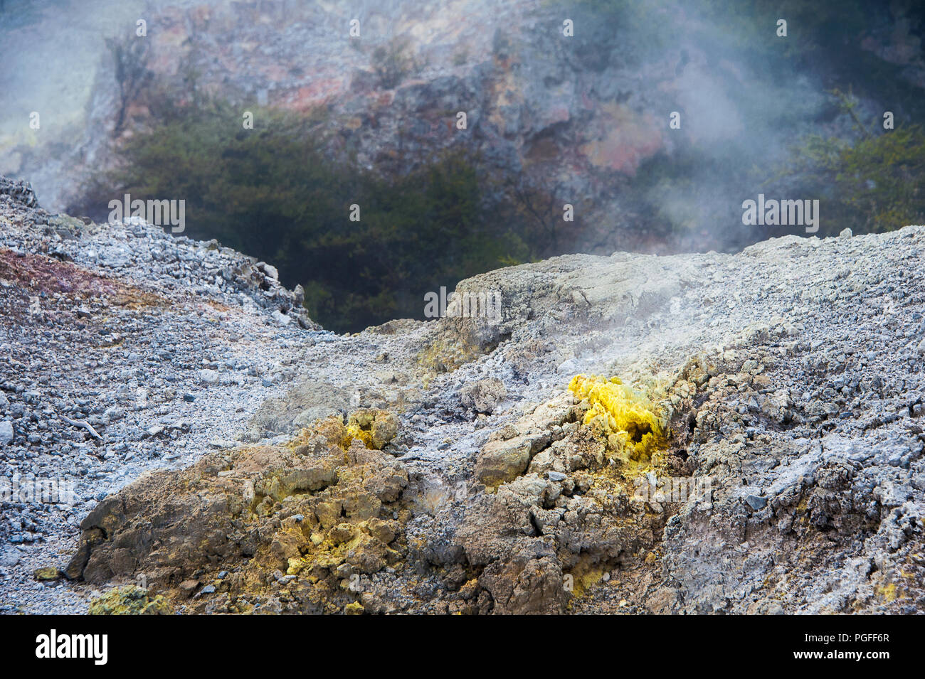 Devil's Home cratère, Waiotapu geothermal park près de Rotorua, Nouvelle-Zélande. Fermer jusqu'au bord du cratère coloré montrant les roches volcaniques tachée de minéraux Banque D'Images
