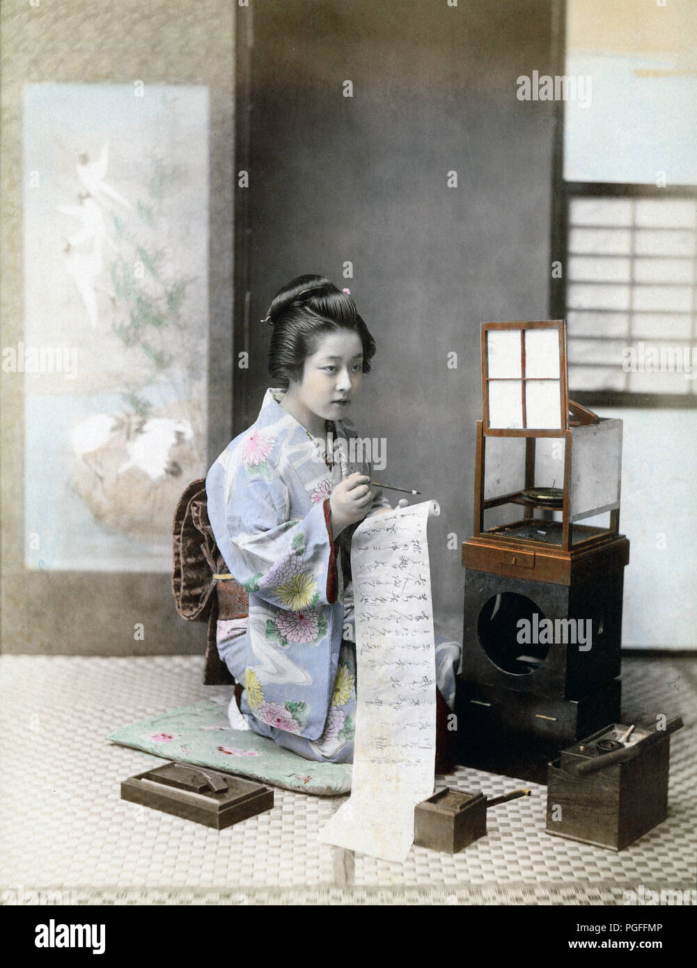 [ Ch. 1890 Japon - femme écrivant une lettre ] - une femme en kimono écrit une lettre de défilement à côté d'une lampe andon (行灯). Il y a une pierre à encre dans la boîte en bois sur sa droite. Il y a une pendaison faites défiler l'illustre avec des oiseaux derrière elle. Albumen photographie sourcé par Kozaburo Tamamura (1856-1923 ?), années 1890, pour "Le Japon, décrit et illustré par les Japonais", selon l'édition de Shogun par le capitaine F Brinkley. Publié en 1897 par J B Millet Company, Boston, Massachusetts, USA. 19e siècle vintage albumen photo. Banque D'Images