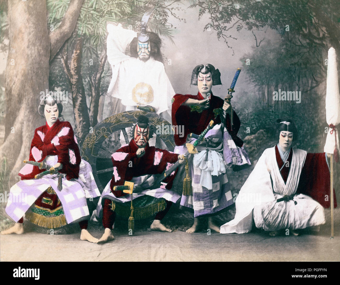 [ Ch. 1890 Japon - acteurs Japonais ] - Acteurs dans une performance théâtrale. Albumen photo de Kimbei Kusakabe, années 1890, publiés dans "Le Japon, décrit et illustré par les Japonais", selon l'édition de Shogun par le capitaine F Brinkley. Publié en 1897 par J B Millet Company, Boston, Massachusetts, USA. 19e siècle vintage albumen photo. Banque D'Images