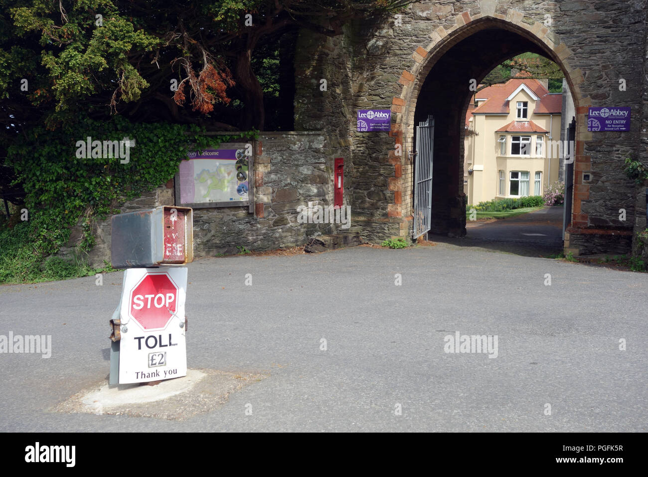 Route à péage responsable de £2 pour l'abbaye à Lee Woody Bay Road sur le chemin côtier du sud-ouest, Devon, Angleterre, Royaume-Uni. Banque D'Images