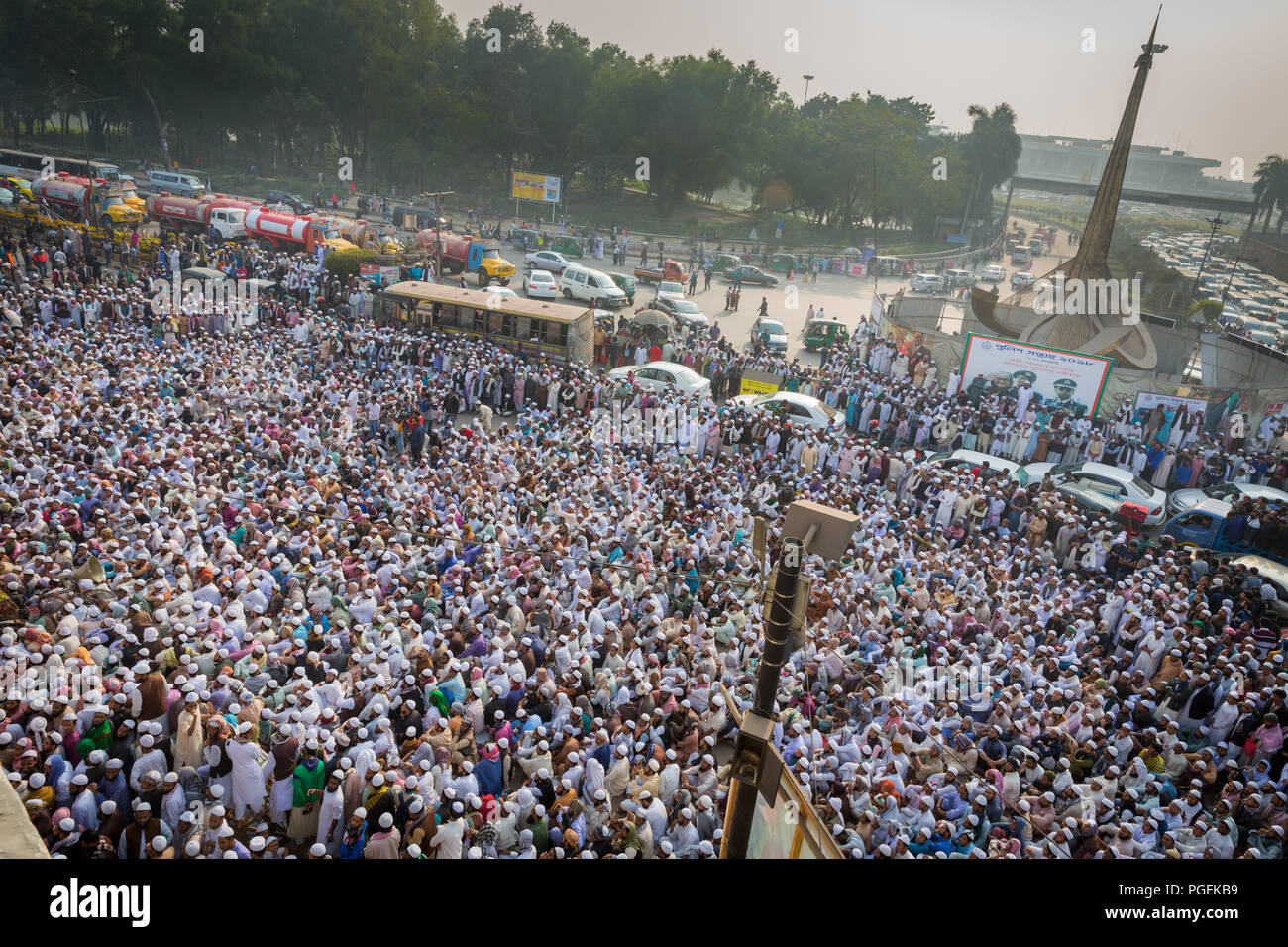 Plus de 900 personnes, appartenant à une faction du mouvement idéologique islamique Jamaat Tabligh, ont démontré à l'extérieur de l'Hazrat Shahjalal International Banque D'Images