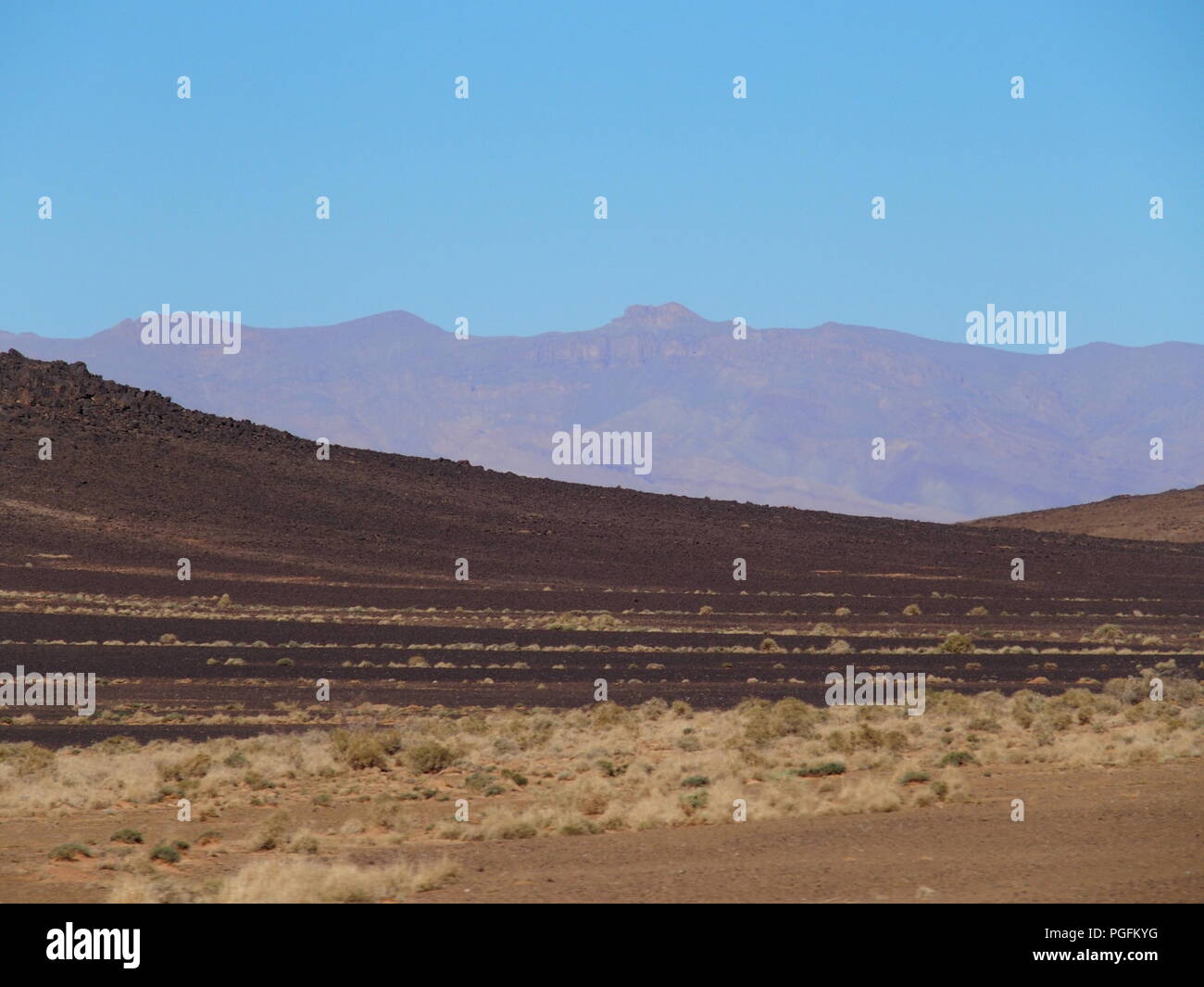 Belle plage de sable au désert de montagnes du Haut Atlas, Maroc paysages vu de l'emplacement de l'Afrique près de Erfoud village avec ciel bleu clair en 2017 wa Banque D'Images