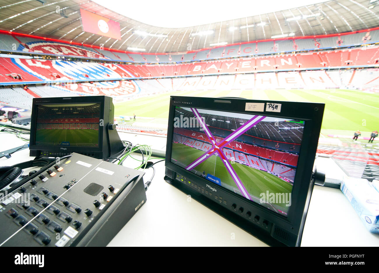 Football FC Bayern Munich, Munich, le 24 août 2018 Stade Allianz Arena, stade de football, tribune de presse, tribunes, spectateur tribuns, vue de l'intérieur, de l'architecture, à l'intérieur de la pelouse, arena, pitch, design, rouge blanc, nouveau FC BAYERN MUNICH - TSG 1899 HOFFENHEIM 3-1 - DFL RÈGLEMENT INTERDIT TOUTE UTILISATION DES PHOTOGRAPHIES comme des séquences d'images et/ou quasi-vidéo - 1.ligue de soccer allemand , Munich, 24 août 2018, de la saison 2018/2019, journée 1 © Peter Schatz / Alamy Live News Banque D'Images