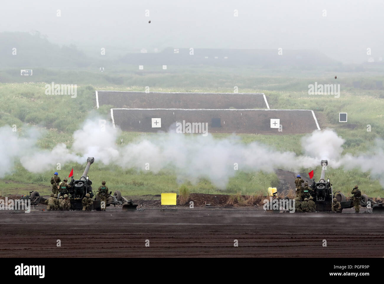 Gotemba, au Japon. Août 26, 2018. Des soldats des Forces d'autodéfense japonaise obusiers incendie au cours d'un exercice de tir réel annuel au tir à Gotemba Higashi-Fuji, au pied du Mt. Fuji dans la préfecture de Shizuoka, le dimanche, 26 août, 2018. L'exercice annuel comprend environ 2 400 personnels et 860 véhicules blindés. Credit : Yoshio Tsunoda/AFLO/Alamy Live News Banque D'Images