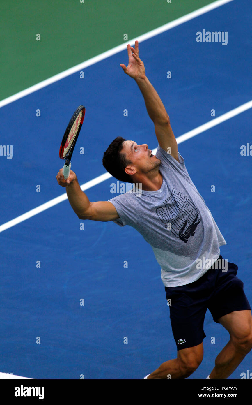 New York, N.Y, 25 août 2018 - US Open Tennis pratique : Roberto Bautista Agut de l'Espagne auprès de la Billie Jean King National Tennis Center de Flushing Meadows, New York, que les joueurs prêts pour l'US Open qui débute lundi. Crédit : Adam Stoltman/Alamy Live News Banque D'Images