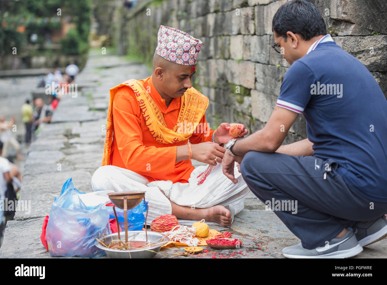 Katmandou, Népal. 26 août 2018. Les gens célébrant Janai Purnima ou Raksha Bandhan au temple de Pashupatinath Kathmandou Népal,.Dans tagadharis Janai Purnima, le Brahmane (principalement) les gens qui portent le 'Janai' (le fil sacré) dans leur corps à partir de l'épaule gauche à droite ,changer le fil sacré aujourd'hui après avoir une coupe et une baignoire à l'occasion de 'Janai Purnima.Les gens reçoivent l'Hindou 'Raksha Bandhan" thread avec les prêtres brahmanes, qui est attaché autour du poignet comme une amulette. Nabaraj : crédit conso/Alamy Live News Banque D'Images