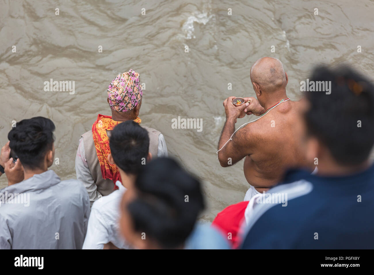 Katmandou, Népal. 26 août 2018. Les gens célébrant Janai Purnima ou Raksha Bandhan au temple de Pashupatinath Kathmandou Népal,.Dans tagadharis Janai Purnima, le Brahmane (principalement) les gens qui portent le 'Janai' (le fil sacré) dans leur corps à partir de l'épaule gauche à droite ,changer le fil sacré aujourd'hui après avoir une coupe et une baignoire à l'occasion de 'Janai Purnima.Les gens reçoivent l'Hindou 'Raksha Bandhan" thread avec les prêtres brahmanes, qui est attaché autour du poignet comme une amulette. Nabaraj : crédit conso/Alamy Live News Banque D'Images