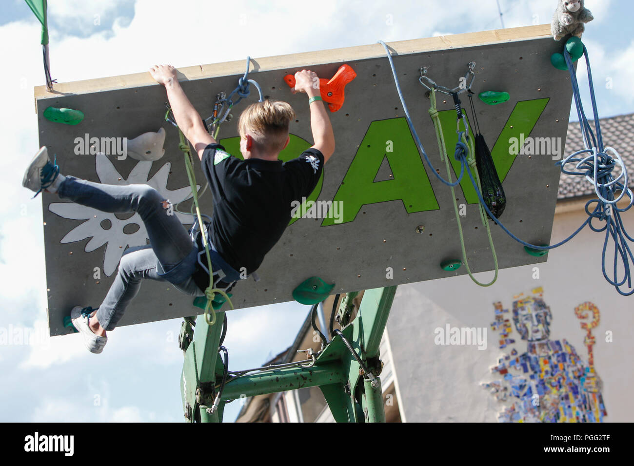 Worms, Allemagne. 26 août 2018. Membre de l'Alpine Club allemand de démontrer certaines des techniques d'escalade dans la parade. Le premier point fort de l'Backfischfest 2018 a été la grande parade à travers la ville de Worms avec plus de 70 groupes et chars. Des groupes communautaires, des groupes de musique et les entreprises contre les vers et au-delà ont pris part. Crédit : Michael Debets/Alamy Live News Banque D'Images