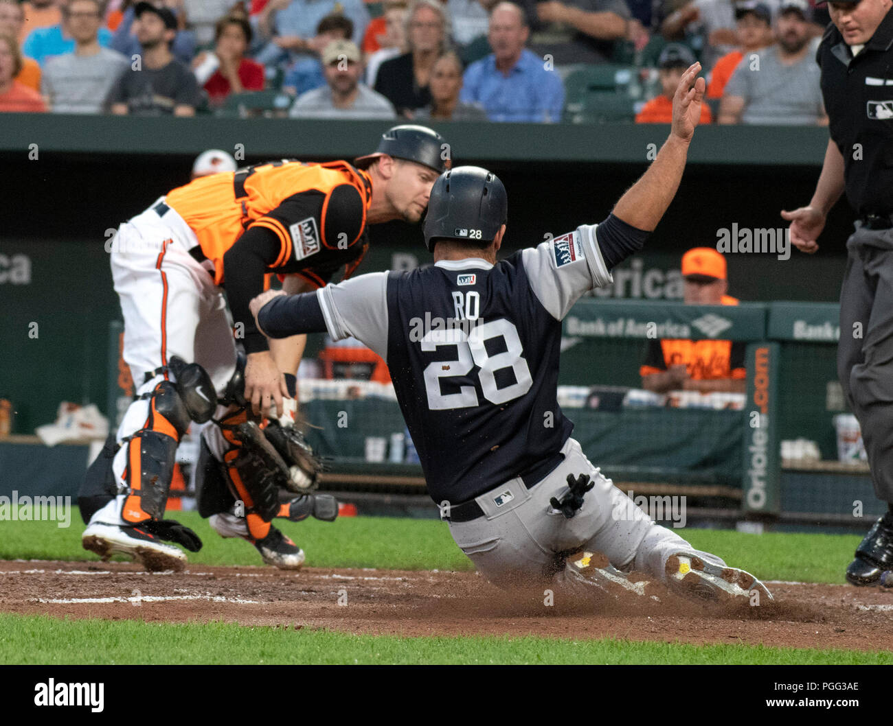 Baltimore, États-Unis d'Amérique. Août 25, 2018. Nouvelle York Yankee catcher Austin Romine (28) marque son troisième de l'équipe de run dans la deuxième manche contre les Orioles de Baltimore à l'Oriole Park at Camden Yards de Baltimore, MD, le samedi, 25 août, 2018. C'est le jeu normalement prévues pour aujourd'hui. Credit : Ron Sachs/CNP (restriction : NO New York ou le New Jersey Journaux ou journaux dans un rayon de 75 km de la ville de New York) | Conditions de crédit dans le monde entier : dpa/Alamy Live News Banque D'Images
