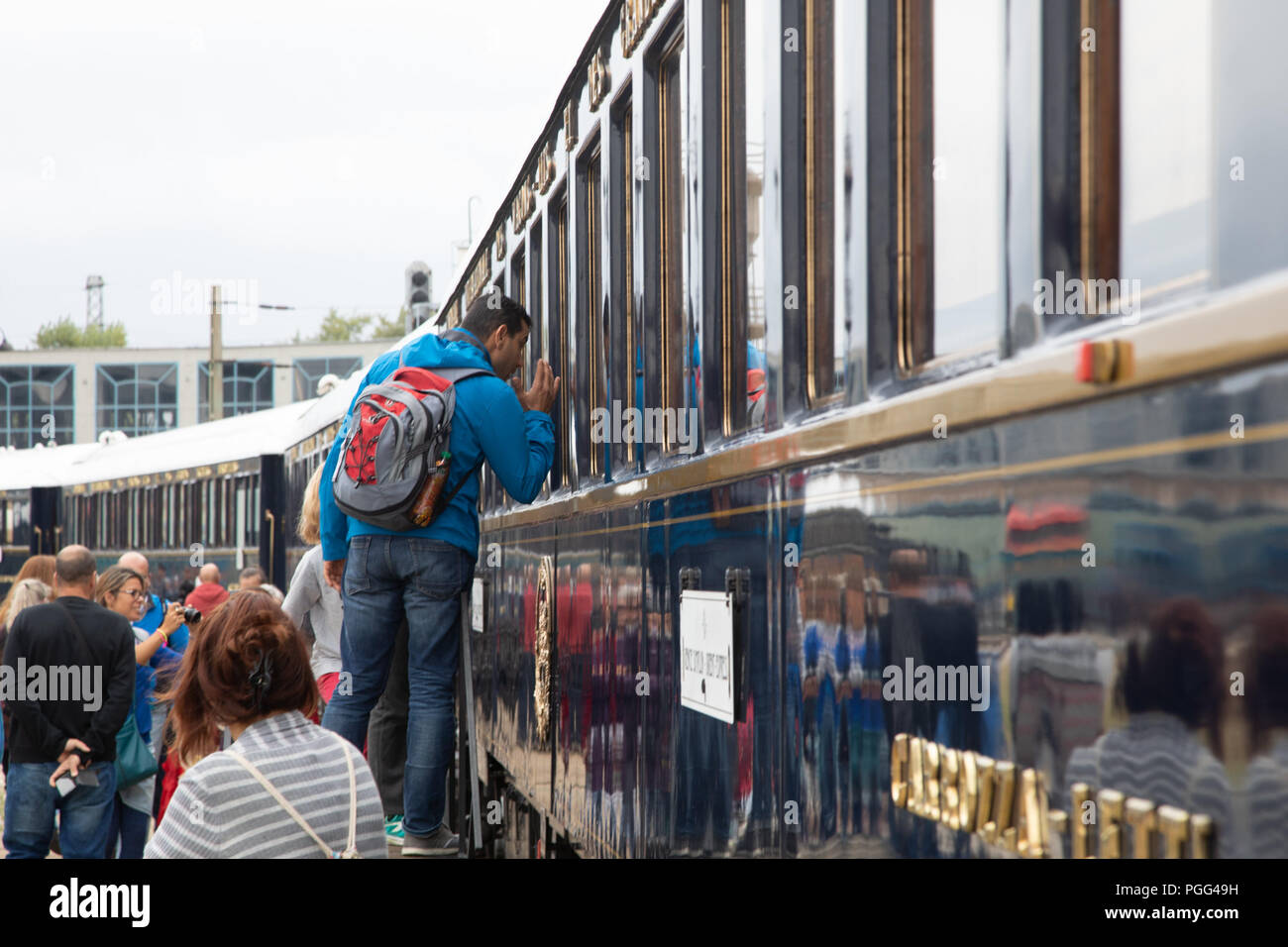 Budapest, Hongrie. Août 26, 2018. Personnes visitent voitures du Venice Simplon Orient Express au Musée du chemin de fer hongrois à Budapest, Hongrie, le 26 août 2018. Venice Simplon Orient Express est une société de service de train de luxe voyagez à travers l'Europe. Le train est resté une journée à Budapest le dimanche et partiellement ouvert pour les visiteurs du Musée du chemin de fer hongrois. Credit : Attila Volgyi/Xinhua/Alamy Live News Banque D'Images