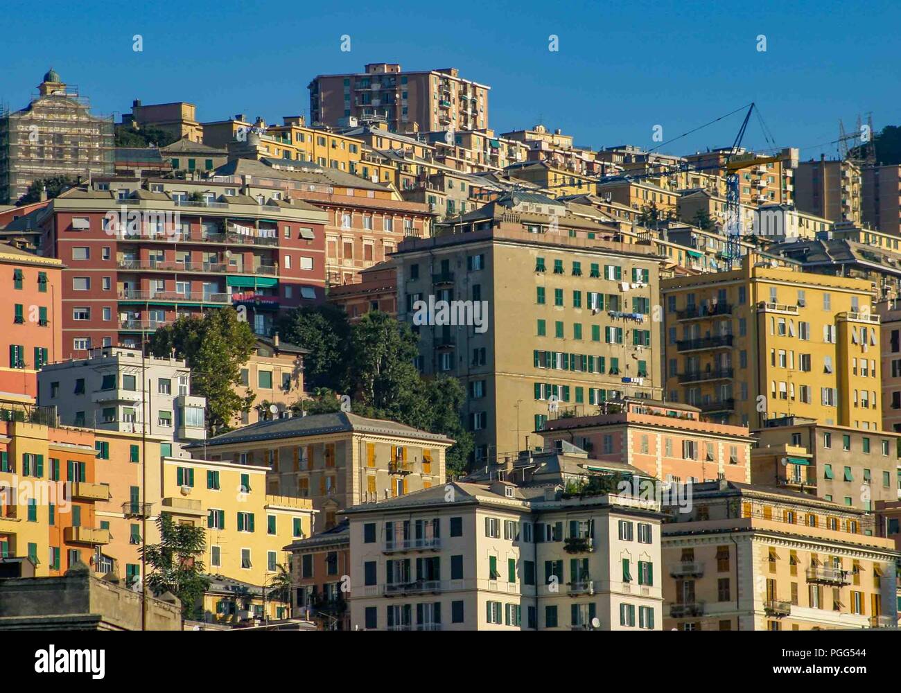 Gênes, Ligurie, Italie. 16 Oct, 2004. Les zones résidentielles du port historique de Gênes, l'un des plus importants ports de la Méditerranée. Gênes est une destination favorite pour les touristes et les voyageurs. Credit : Arnold Drapkin/ZUMA/Alamy Fil Live News Banque D'Images