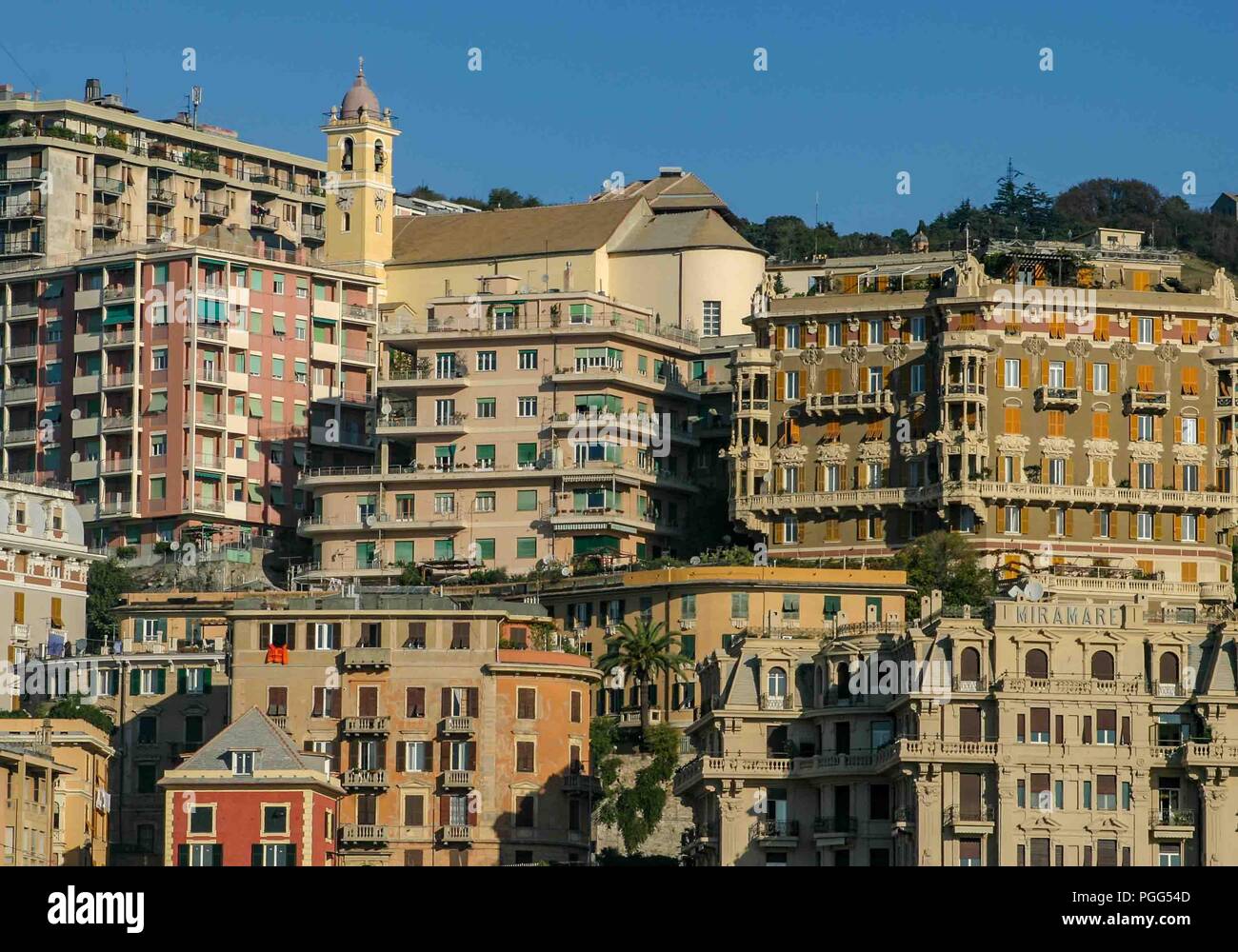 Gênes, Ligurie, Italie. 16 Oct, 2004. Les zones résidentielles du port historique de Gênes, l'un des plus importants ports de la Méditerranée. Gênes est une destination favorite pour les touristes et les voyageurs. Credit : Arnold Drapkin/ZUMA/Alamy Fil Live News Banque D'Images