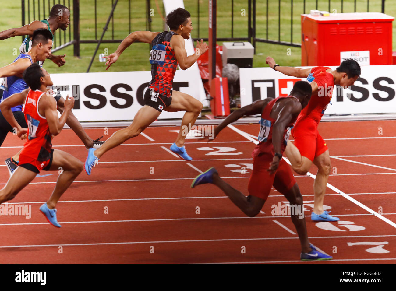 Jakarta, Indonésie. Août 26, 2018. (L à R) Ryota Yamagata (JPN), Bingtian Su (CHN) athlétisme : le 100 m Finale à Stade Bung from Stade principal au cours de la 2018 Jeux Asiatiques Palembang Jakarta à Jakarta, Indonésie . Credit : Naoki Morita/AFLO SPORT/Alamy Live News Banque D'Images