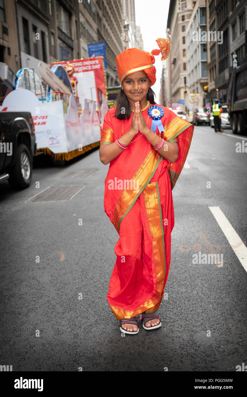 Posée portrait d'une fillette de neuf ans au début de l'Inde 2018 Day Parade à Manhattan, New York City Banque D'Images