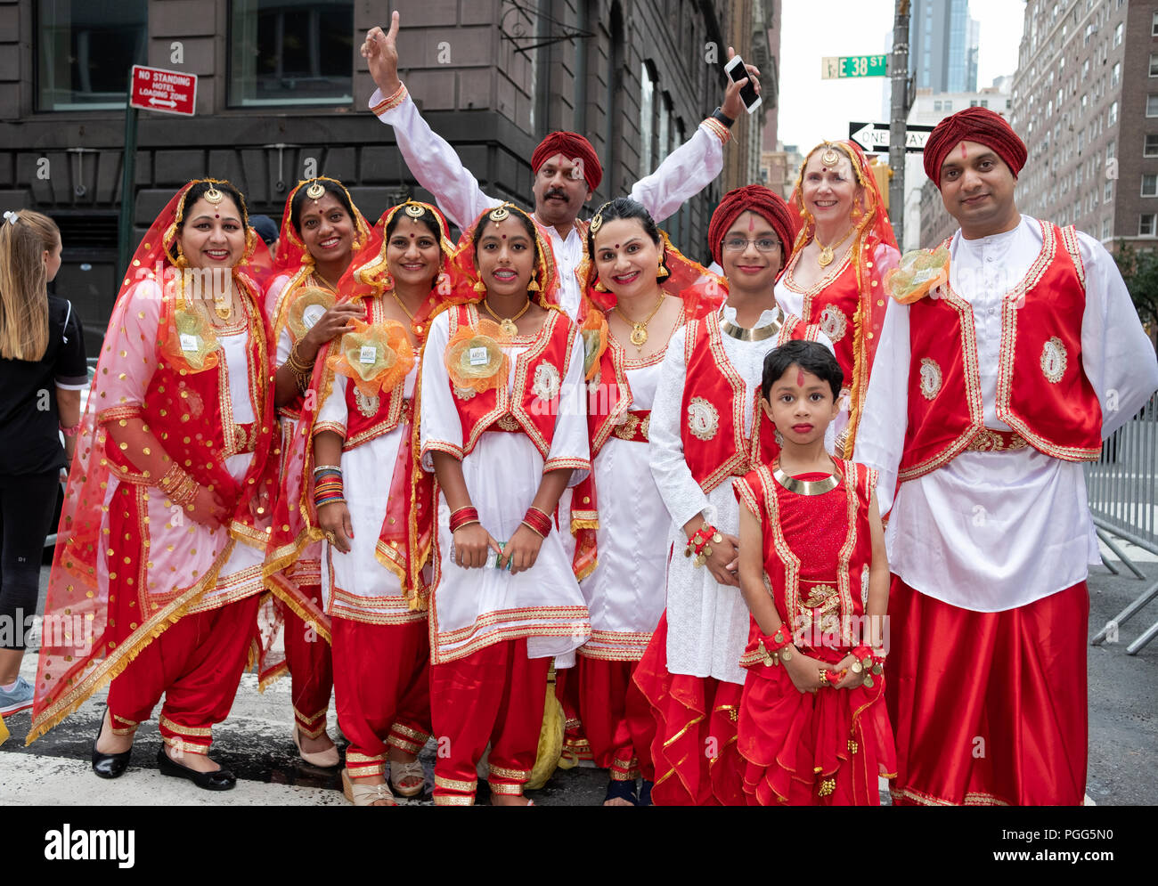 Une famille élargie dans les costumes rouge et blanc à l'Inde 2018 Day Parade à New York. Banque D'Images