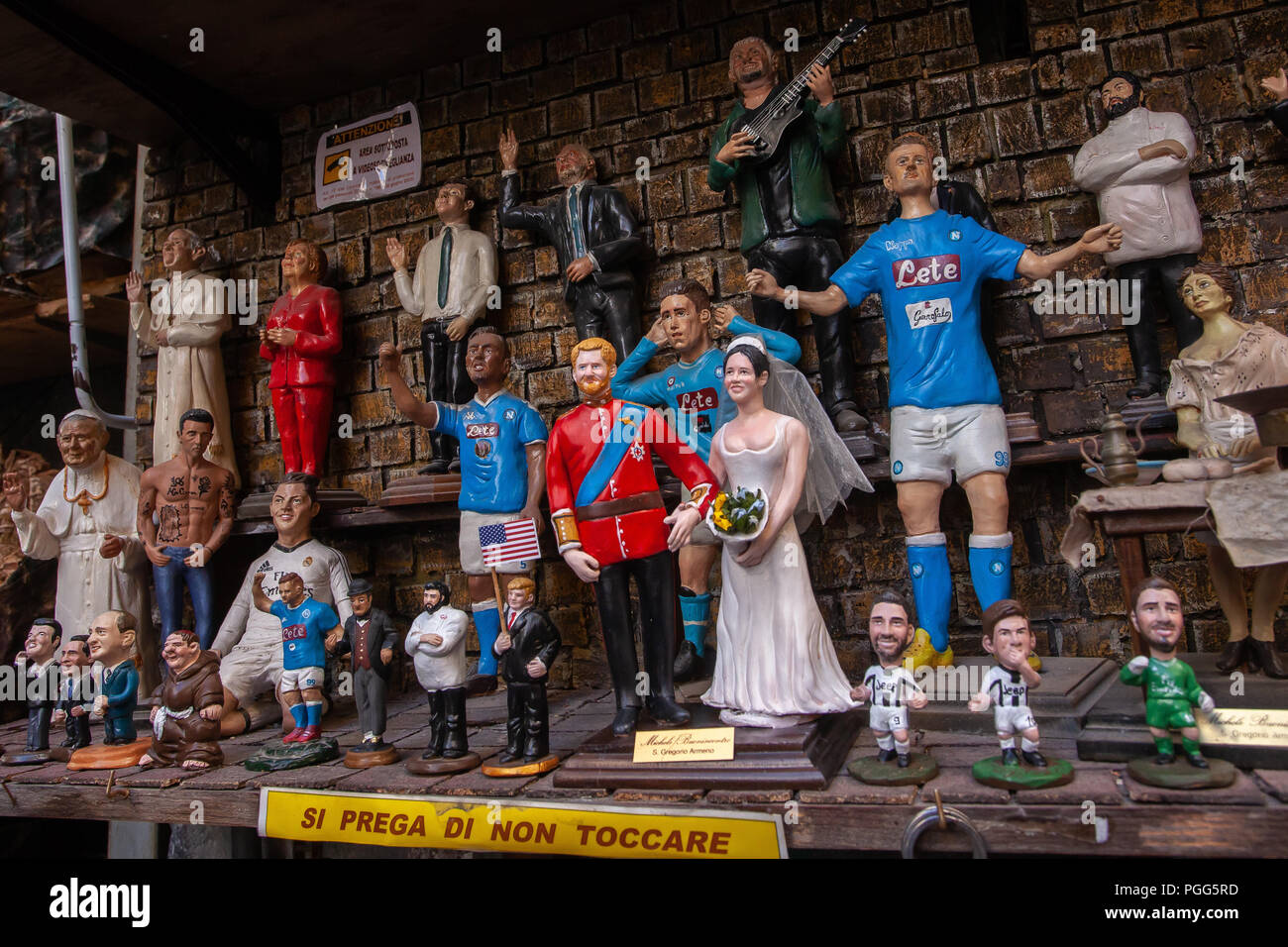 Le Prince Harry et Meghan Markle, représenté dans la crèche napolitaine statues at San Gregorio Armeno à Naples. Banque D'Images