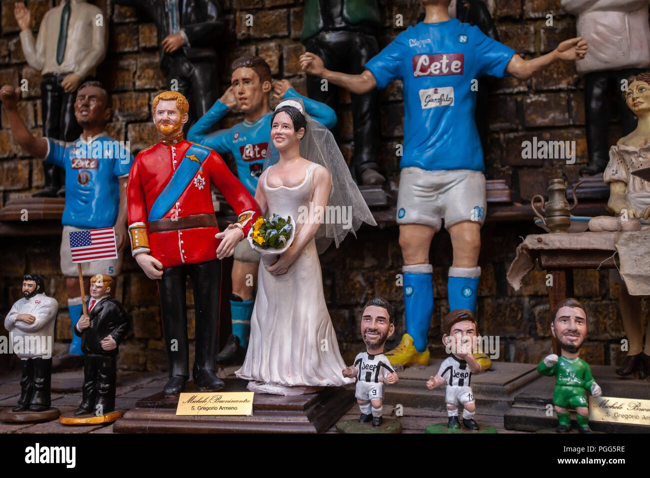 Le Prince Harry et Meghan Markle, représenté dans la crèche napolitaine statues at San Gregorio Armeno à Naples. Banque D'Images