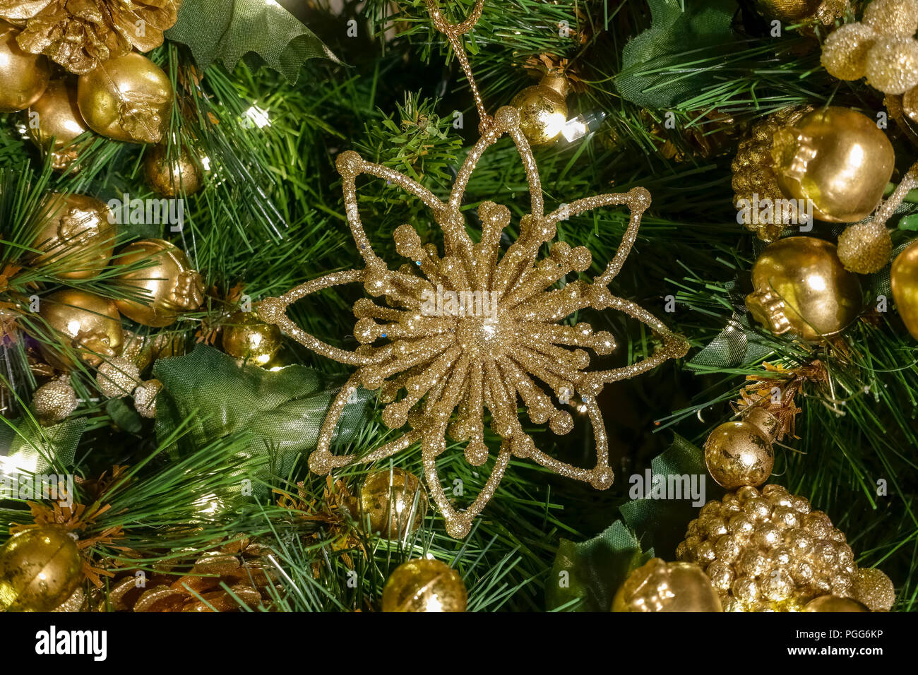 Golden de décorations de noël. Temps de Noël fête atmosphère. Image de saison. Banque D'Images