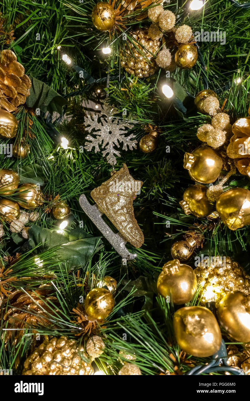 Golden décoration d'arbre de Noël. Temps de Noël fête atmosphère. Image de saison. Banque D'Images