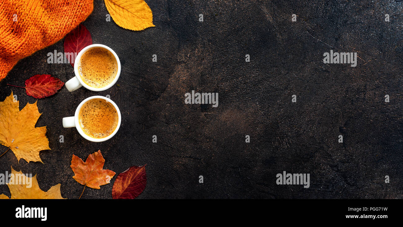 Vue de dessus de deux tasses de café autour de feuilles jaunes Banque D'Images