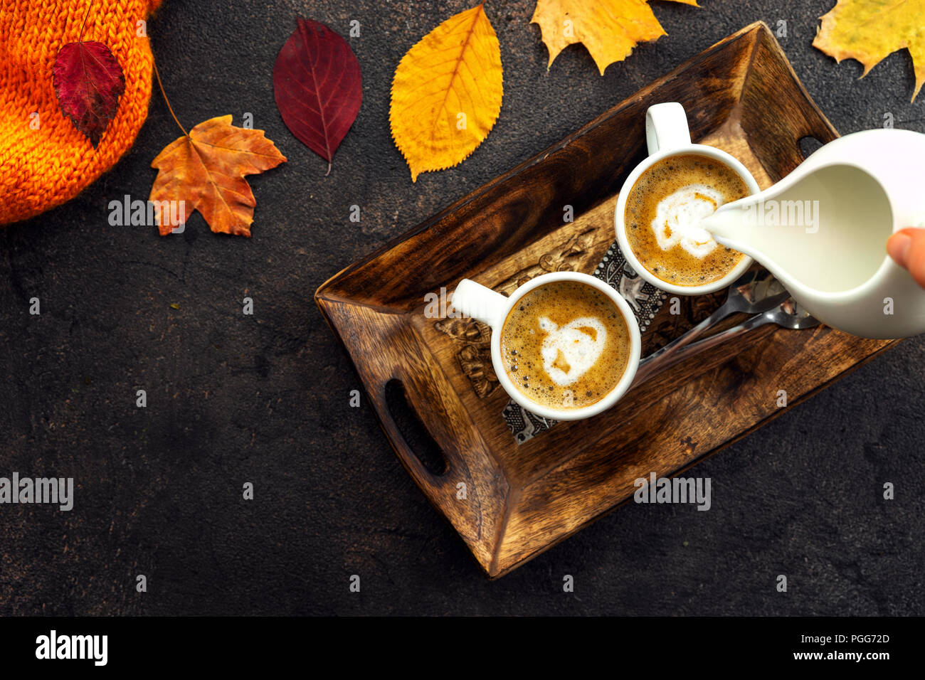 Vue de dessus les tasses de café autour de feuilles jaunes Banque D'Images