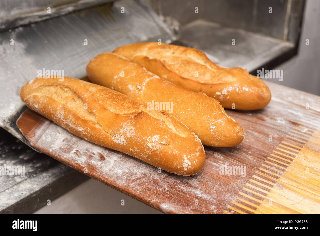 Le pain vient de sortir du four. Des petits pains frais, conclu avec une pelle. Banque D'Images