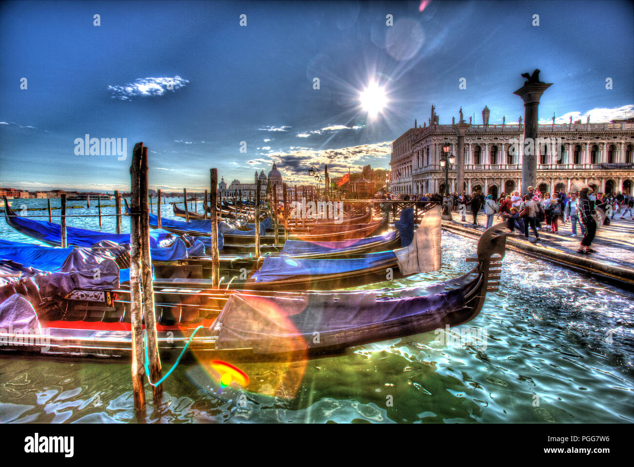 Ville de Venise en Italie. Compte tenu de la silhouette artistique gondoles amarrés à la Riva degli Schiavoni waterfront. Banque D'Images