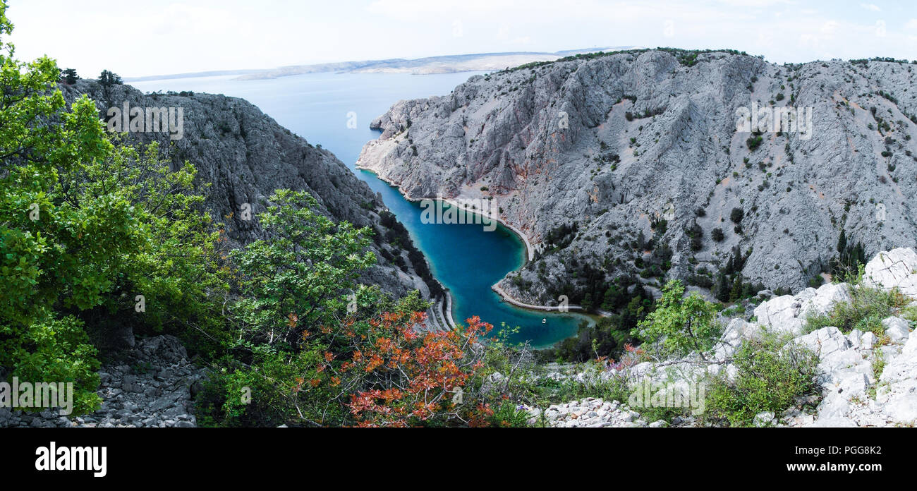 Zavratnica est un 900 m de long d'entrée étroit situé au pied de la puissante montagne Velebit, dans la partie nord de la mer Adriatique. Banque D'Images