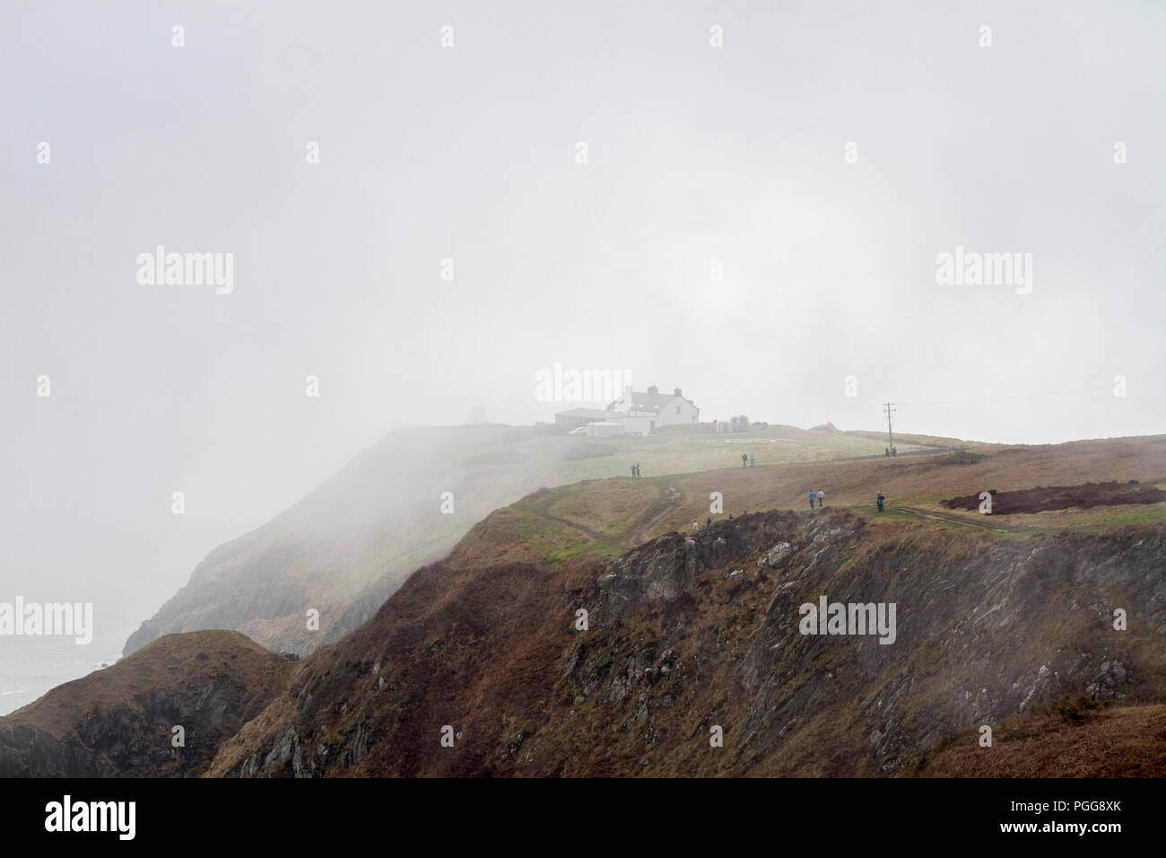 Balades, falaises falaise dans un épais brouillard dense près du phare de la péninsule de Howth, Bally, Dublin Irlande Banque D'Images