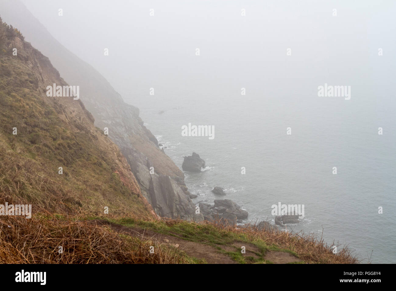 Balades, falaises falaise dans un épais brouillard dense près du phare de la péninsule de Howth, Bally, Dublin Irlande Banque D'Images