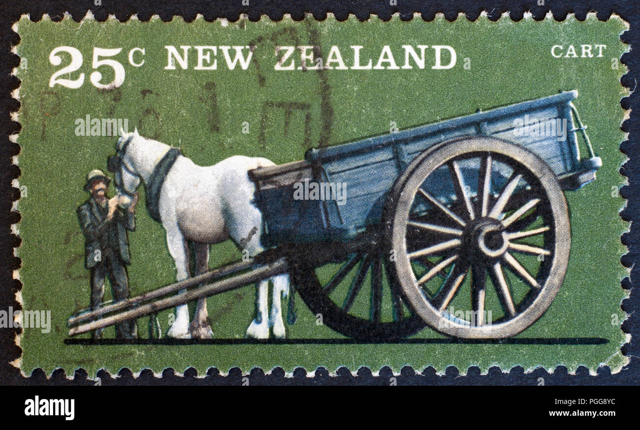 Nouvelle Zélande - circa 1976 : timbres par la Nouvelle-Zélande, montre des véhicules de ferme, un cheval-panier, vers 1976 Banque D'Images