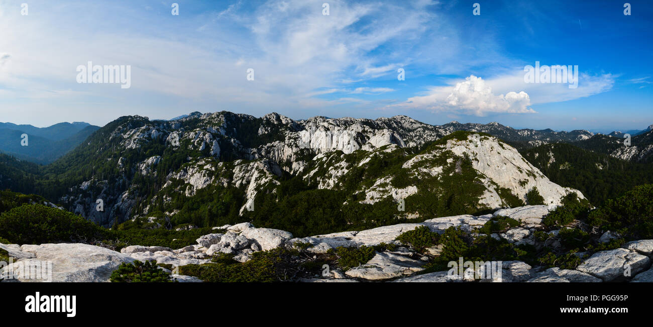 Le parc national du Velebit nord (Croate : Nacionalni park Sjeverni Velebit) est célèbre pour sa variété de paysage karstique de formes. Banque D'Images