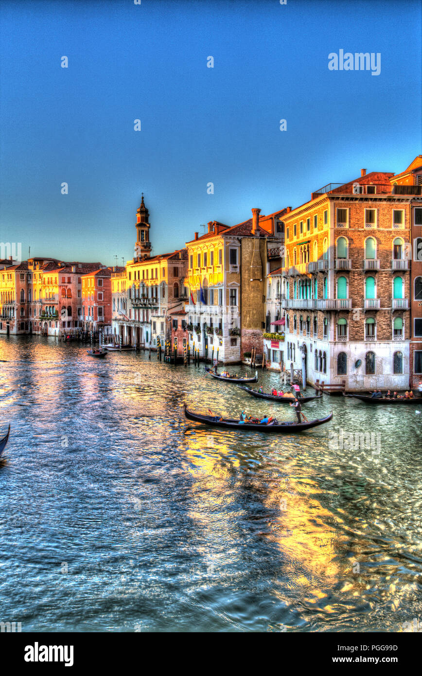 Ville de Venise en Italie. Crépuscule artistique vue sur le Grand Canal, vu du Pont du Rialto. Banque D'Images