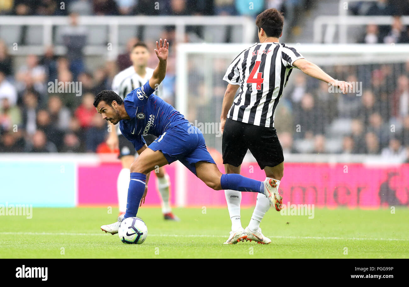 Pedro de Chelsea (à gauche) et du Newcastle United Ki Sung Yueng-bataille pour la balle durant le premier match de championnat à St James' Park, Newcastle. ASSOCIATION DE PRESSE Photo. Photo date : dimanche 26 août, 2018. Voir l'ACTIVITÉ DE SOCCER histoire Newcastle. Crédit photo doit se lire : Owen Humphreys/PA Wire. RESTRICTIONS : EDITORIAL N'utilisez que pas d'utilisation non autorisée avec l'audio, vidéo, données, listes de luminaire, club ou la Ligue de logos ou services 'live'. En ligne De-match utilisation limitée à 120 images, aucune émulation. Aucune utilisation de pari, de jeux ou d'un club ou la ligue/dvd publications. Banque D'Images