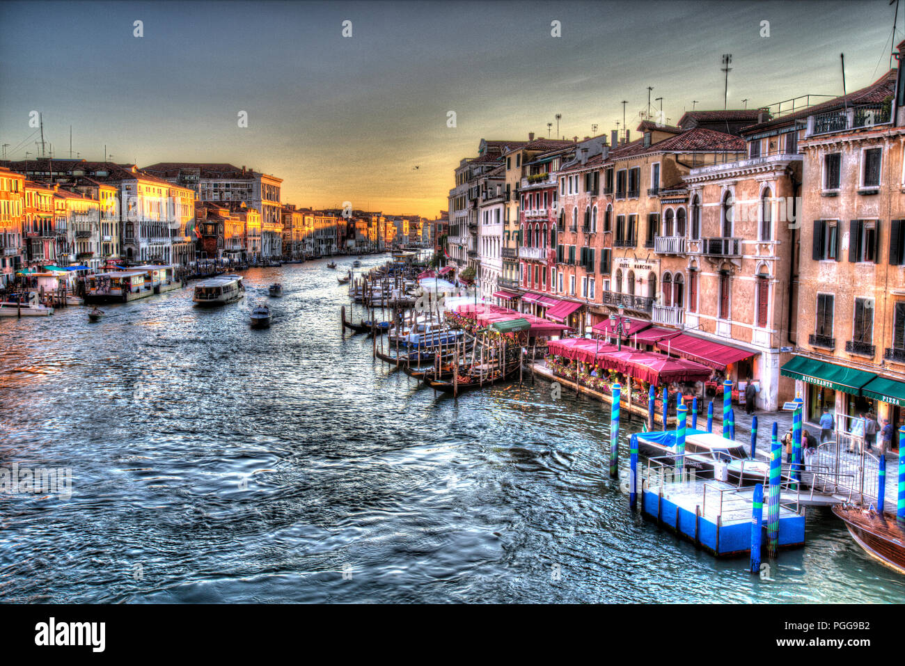 Ville de Venise en Italie. Crépuscule artistique vue sur le Grand Canal, vu du Pont du Rialto. Banque D'Images