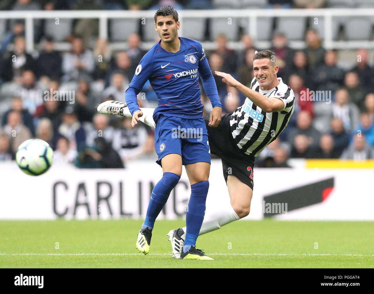 Alvaro Morata de Chelsea (à gauche) et Ciaran Clark de Newcastle United lors du match de la Premier League à St James' Park, Newcastle. APPUYEZ SUR ASSOCIATION photo. Date de la photo: Dimanche 26 août 2018. Voir PA Story FOOTBALL Newcastle. Le crédit photo devrait se lire: Owen Humphreys/PA Wire. RESTRICTIONS : aucune utilisation avec des fichiers audio, vidéo, données, listes de présentoirs, logos de clubs/ligue ou services « en direct » non autorisés. Utilisation en ligne limitée à 120 images, pas d'émulation vidéo. Aucune utilisation dans les Paris, les jeux ou les publications de club/ligue/joueur unique. Banque D'Images